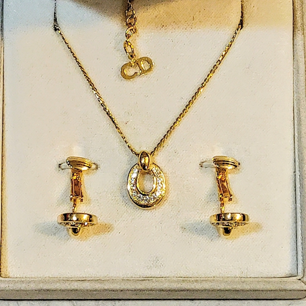 CHRISTIAN DIOR 18K GOLD PLATED DIOR NECKLACE & CLIP ON EARRINGS SET IN BOX - Picture 6 of 14